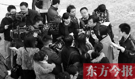 經(jīng)適房“下課”，公租房的申請(qǐng)、租金等備受關(guān)注，圖為鄭州市房管局規(guī)劃和住房保障處處長(zhǎng)馮榮智被媒體記者“