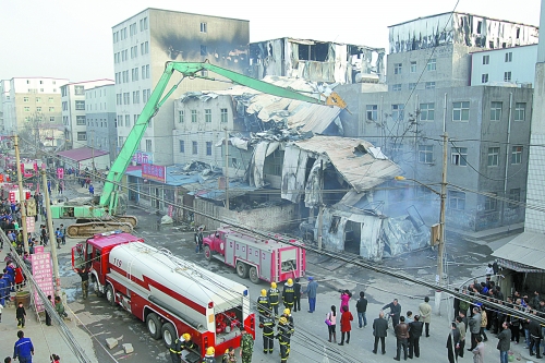 風(fēng)助火勢，6座相鄰的居民樓加建的板房樓陸續(xù)被大火引燃。