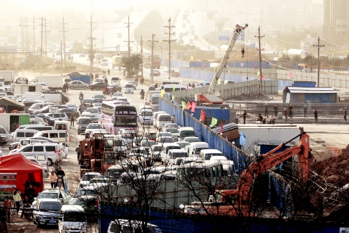 昨日上午，京廣路與南三環(huán)交叉口附近堵成了一鍋粥