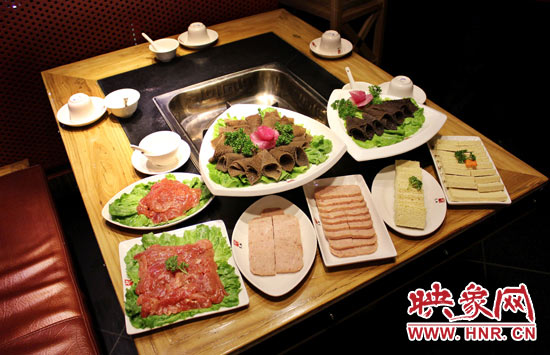 巴奴毛肚火鍋主打的就是半份的菜品。例如這個巴奴毛肚，整份的是42元，而半份只要21元，既便宜又實惠。