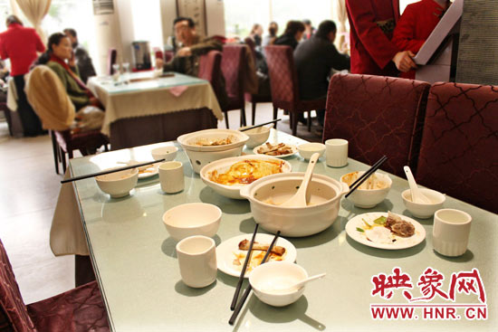 3月22日，阿五美食英協(xié)路店幾位顧客用完餐后，盤子里的食物所剩無幾。