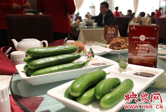 3月22日，阿五美食英協(xié)路店的服務(wù)員為我們展示大份菜品和小份菜品