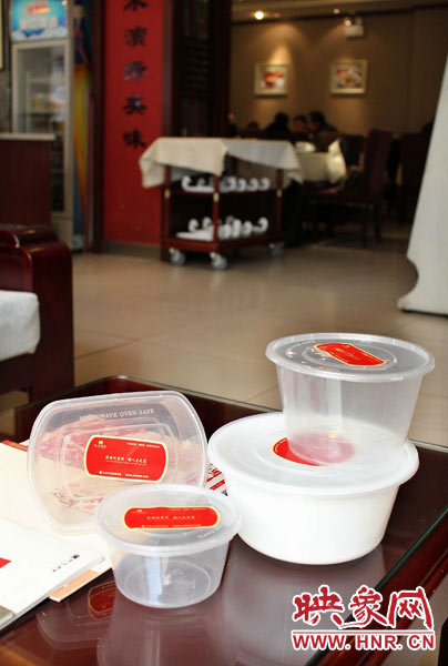 阿五美食英協(xié)路店為顧客提供的各種大小的打包餐盒。