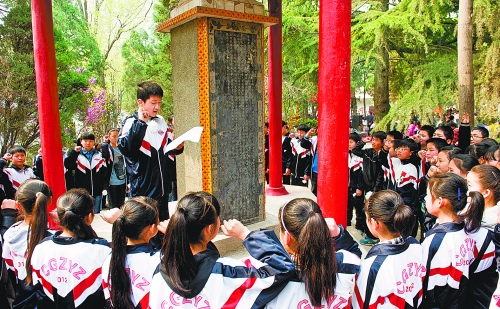 　　4月3日,宜陽(yáng)縣1000余名師生通過獻(xiàn)花、宣誓、掃墓、讀祭文等形式緬懷革命先烈。 田義偉 攝