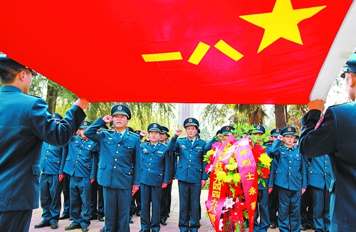 　　“我宣誓:保衛(wèi)祖國(guó)藍(lán)天不受侵犯!”4月3日,濟(jì)空某部的官兵來到內(nèi)鄉(xiāng)縣烈士陵園掃墓,通過敬獻(xiàn)花籃、