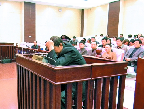 庭審中，楊某一直沒(méi)有抬頭。