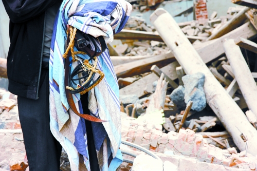 老人手中拿著曾控制住他的電線、床單