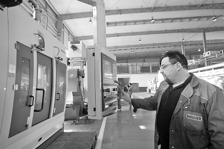 　　▲5月7日，來自德國的專家正在中原內(nèi)配股份有限公司的生產(chǎn)線上調(diào)試設(shè)備。