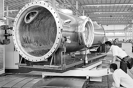 ▲5月6日，河南飛宇實(shí)業(yè)有限公司的技術(shù)人員正在調(diào)試設(shè)備，準(zhǔn)備試生產(chǎn)。