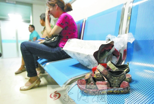 7歲男孩去廁所被“精神病”大男孩捅十多刀,孩子父母和孩子姥姥在手術(shù)室前痛哭。孩子的涼鞋上全是血跡。