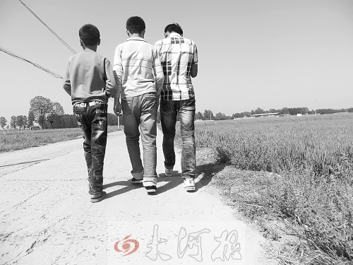 親眼目睹小伙伴在自己面前慘遭橫禍,三個(gè)孩子變得異常沉默。