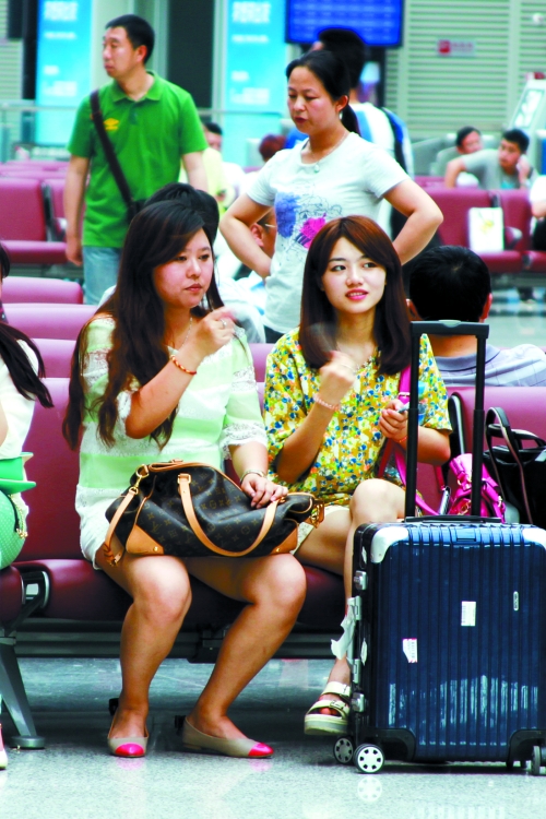 實在太熱，有個美女拿身份證當扇子用