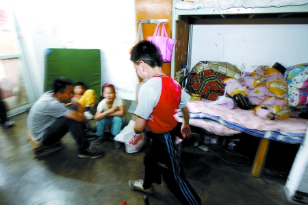 孩子們住在這里，沒有上學(xué)，大部分時(shí)間是練功，出去表演