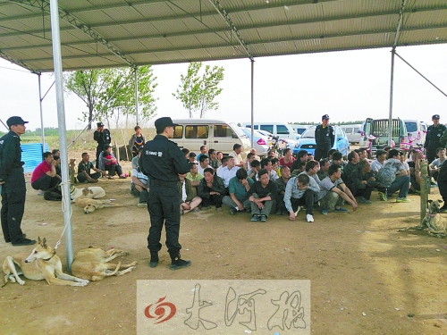 民警突襲賭場，64名涉案人員全部落網(wǎng)。