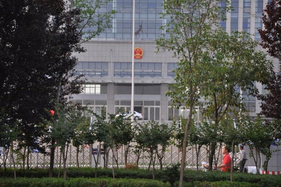 　　圖為魏都區(qū)政府門前的國徽和隱約的“為人民服務(wù)”字樣。來源：光明網(wǎng)