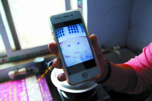 兒子過去的照片，她一直存在手機里