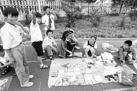 小學(xué)生當(dāng)?shù)財偫习?，擺起攤來也很專業(yè)