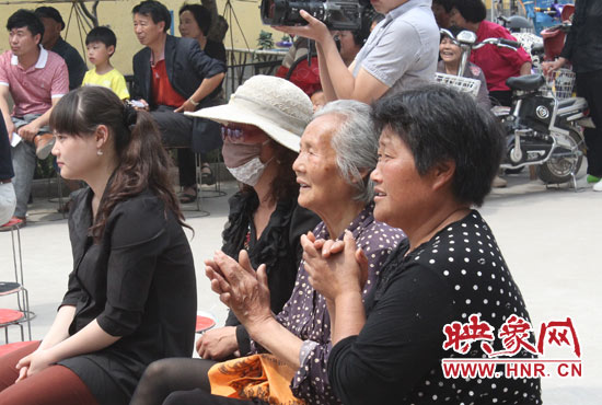 活動(dòng)吸引了十里八鄉(xiāng)的鄉(xiāng)親們前來(lái)觀(guān)看