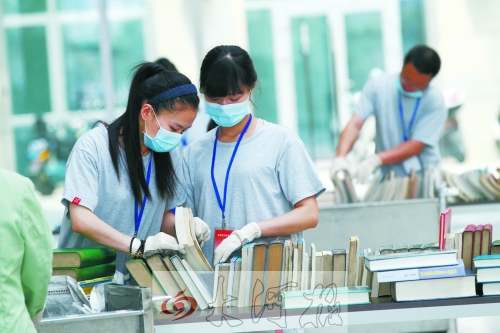 工作人員正在忙著整理書籍,逐一登記、歸類。