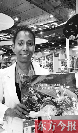 桑麗莎的童話書《皇帝、新娘與龍袍》在上海世博會(huì)加勒比聯(lián)合館與中國(guó)讀者見面 資料圖片