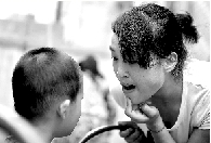 　張麗梅的發(fā)音吐字并不清晰。但她每次教兒子練習，都力求做到“聲情并茂”。