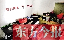 廁所進(jìn)門中廳，擺放著灶臺(tái)、餐桌、床鋪等，乍一看像個(gè)客廳