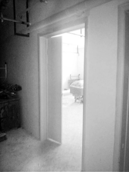 原有的太平間被扒了，又新建了一個(gè)