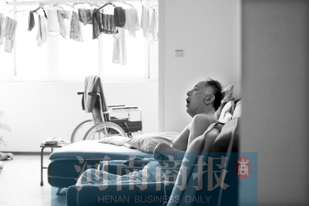 金老先生因偏癱生活不能自理，鄰居說，平時經(jīng)常看到護工和老人的弟弟前來照顧 實習(xí)生 唐韜/攝