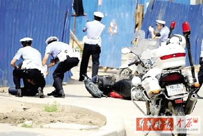 　一名歹徒被抓獲，另一名歹徒持槍劫持了一名門(mén)衛(wèi)。