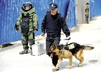排爆專(zhuān)家、警犬在現(xiàn)場(chǎng)待命。