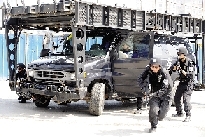 特警的突擊車(chē)到達(dá)現(xiàn)場(chǎng)。