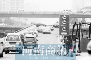 紫荊山立交橋上橋口，已經(jīng)有非綠標(biāo)車禁止通行的標(biāo)志 王春勝/攝