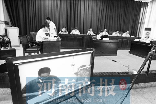 庭審現(xiàn)場播放老人簽訂遺囑的視頻資料河南商報(bào)記者 鄧萬里/攝