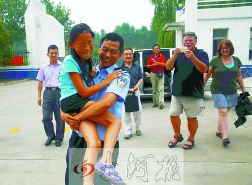 黨心松一行人剛下車，楊衛(wèi)軍就一把抱起了她，流露出幸福的笑容，不遠(yuǎn)處史蒂夫拍照銘記這一刻。