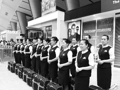 本想著上了學(xué)能安排到高鐵或地鐵單位當(dāng)乘務(wù)員，結(jié)果只是去做安保服務(wù)，許多學(xué)生稱上當(dāng)了