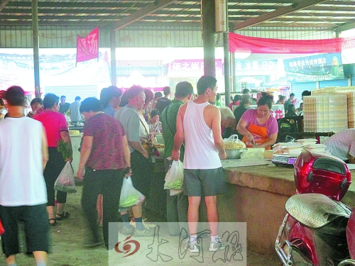 昔日冷清的豆腐攤位現(xiàn)在門(mén)庭若市