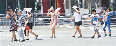  街頭，遮擋陽光是一門“技術(shù)活”。