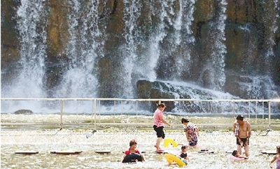 能玩水的地方，人一定多。