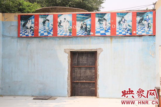 在鄭州市動物園內(nèi)的海獅館內(nèi)，隨處可見游客與動物合影的宣傳畫。