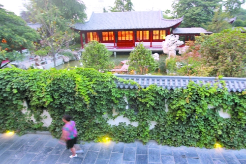 夢溪園燈火通明，游客卻只能在外面散步。