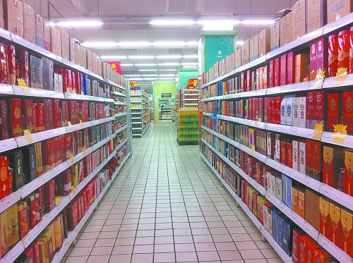 商場里賣的酒，銷售人員稱都是純糧酒，而專家稱，中、低檔酒用酒精和各種添加劑勾兌的情況并不鮮見。