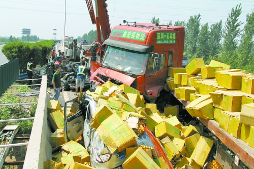 大貨車旁邊的海馬轎車被雞蛋砸中，車上兩人逃脫及時(shí)，僅受輕傷。