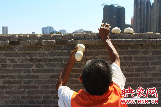 圖為老王在取曬干的饅頭。