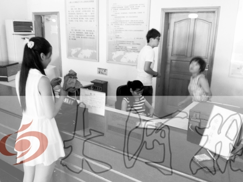 鄭州市人才交流服務(wù)中心二樓大廳，剛畢業(yè)大學生咨詢政策，工作人員卻在若無其事地玩手機。