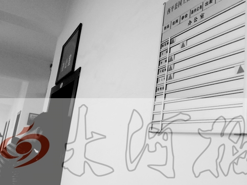 　7月4日上午，西平縣國土局辦公室門口在崗牌子高高掛，但里面空無一人。