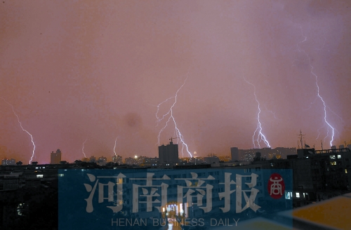 昨天21:30左右，雷電頻頻“光顧”鄭州市區(qū)