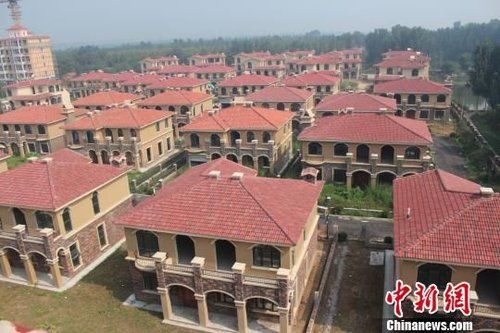 在鄭州市惠濟區(qū)花園口鎮(zhèn)申莊村的黃河岸邊，這處豪華別墅群蔚為壯觀。侯偉勝 攝