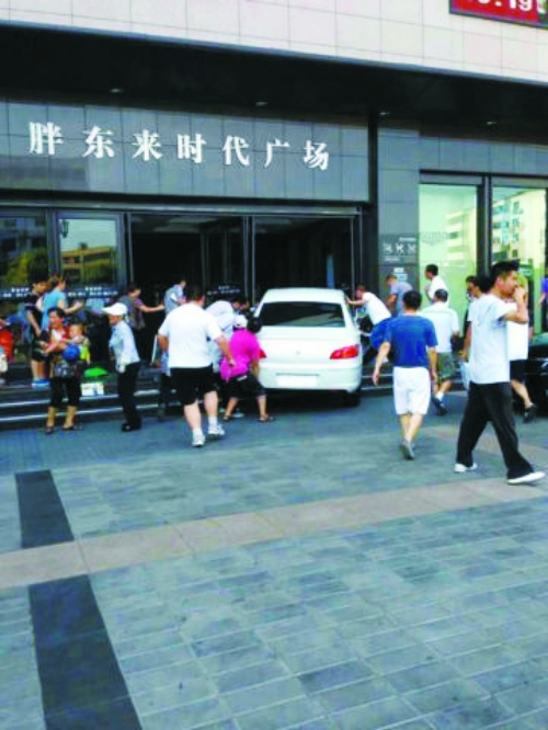 許昌女子無(wú)照駕駛釀慘禍 油門(mén)當(dāng)剎車致1死11傷