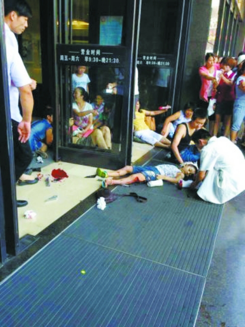 許昌女子無(wú)照駕駛釀慘禍 油門(mén)當(dāng)剎車致1死11傷