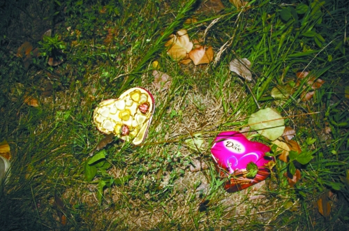 今天是七夕節(jié)，但這對(duì)愛(ài)人或許無(wú)法甜蜜分享這盒巧克力了……